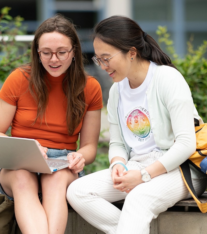 Zwei Personen vor einem Panorama von Jena
