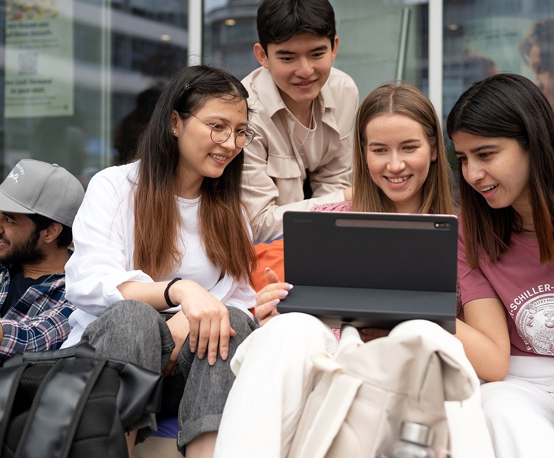 Personen vor einem Panorama von Jena